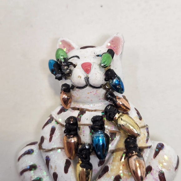White Cat Holiday Christmas Lights Brooch Pin Sparkle Resin Costume Jewelry - Picture 2 of 6
